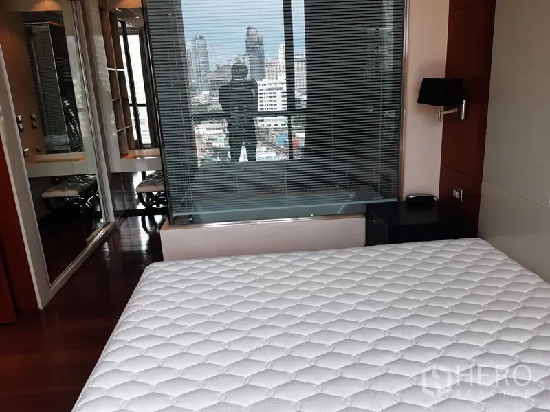 คอนโด ให้เช่าในKhlong Toei, Bangkok - ห้องนอนกั้นกระจกเชื่อมห้องน้ำในตัว พร้อมตู้บิวท์อิน