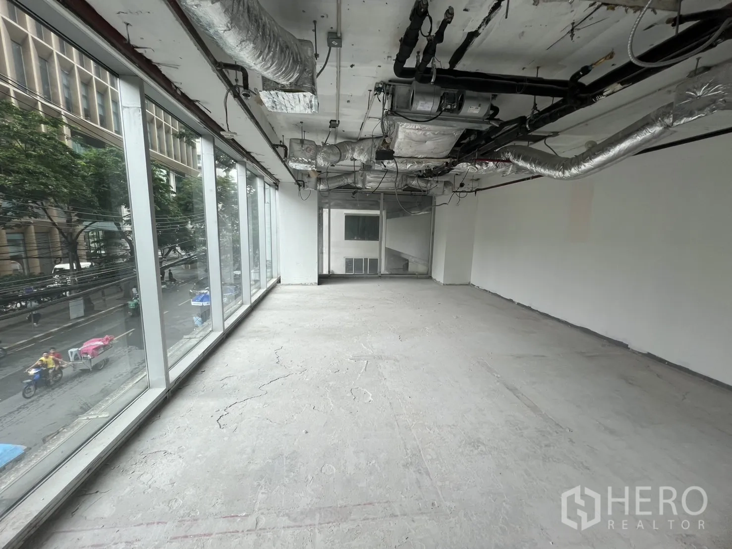 พื้นที่ขายปลีก ให้เช่าในBang Rak, Bangkok - โถงยาวมองเห็นวิวเมืองผ่านกระจกต่อเนื่องริมถนน