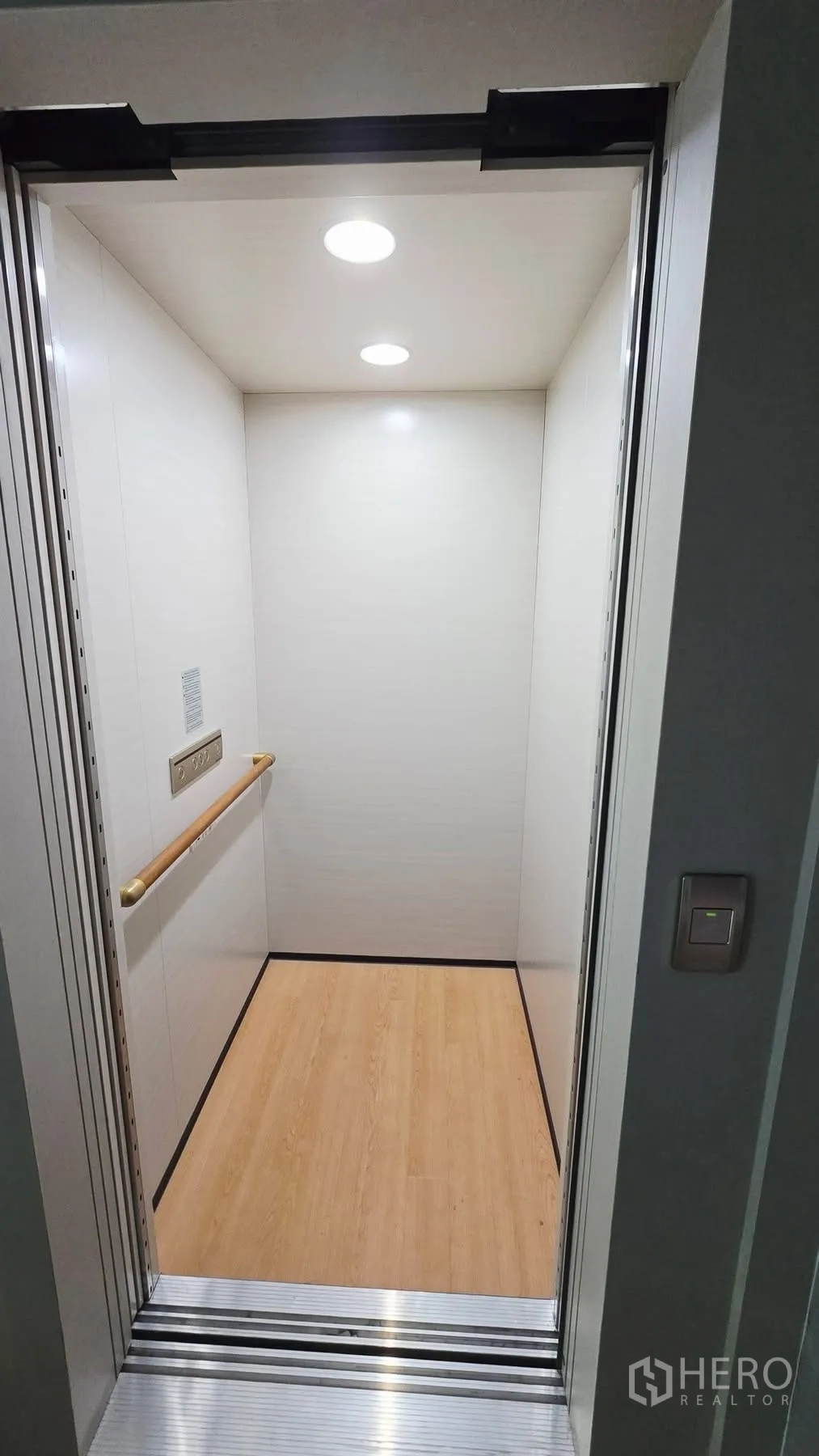 Detached House for rent in Prawet, Bangkok - Interior of the private residential elevator with wood-look flooring.