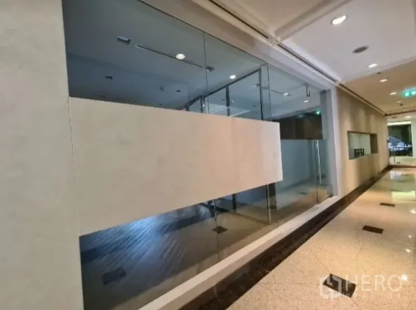 办公空间 出租 - 走廊视角的整面玻璃办公室外立面。