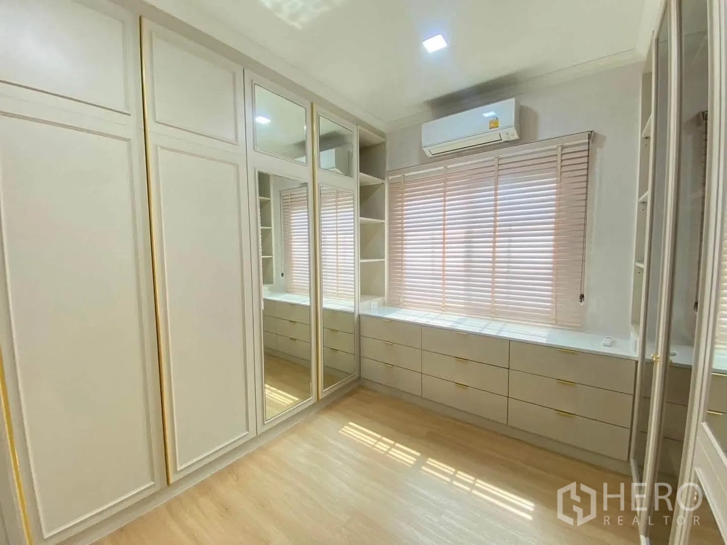 Detached House for rent in Mueang Samut Prakan, Samut Prakan - Spacious dressing room with full-height wardrobes and drawers.