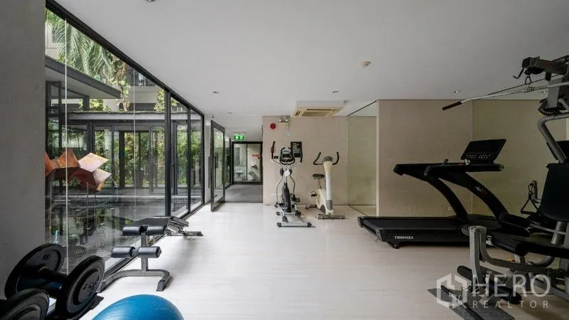 คอนโด ขาย - ฟิตเนสพร้อมลู่วิ่ง ดัมเบล และผนังกระจกมองเห็นสวน