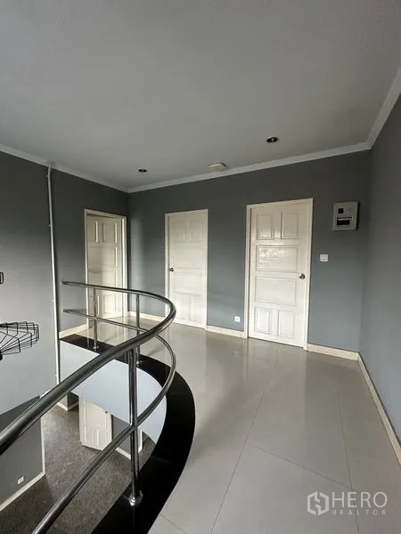 ทาวน์เฮาส์ ให้เช่าในBang Kapi, Bangkok - โถงชั้นบน มีราวกันตกโลหะและประตูสีขาวหลายบาน