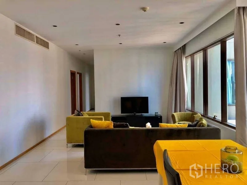 คอนโด ขายในKhlong Toei, Bangkok - มุมมองจากโซนทานอาหารสู่ห้องนั่งเล่น พร้อมหน้าต่างมุมและชั้นวางทีวี