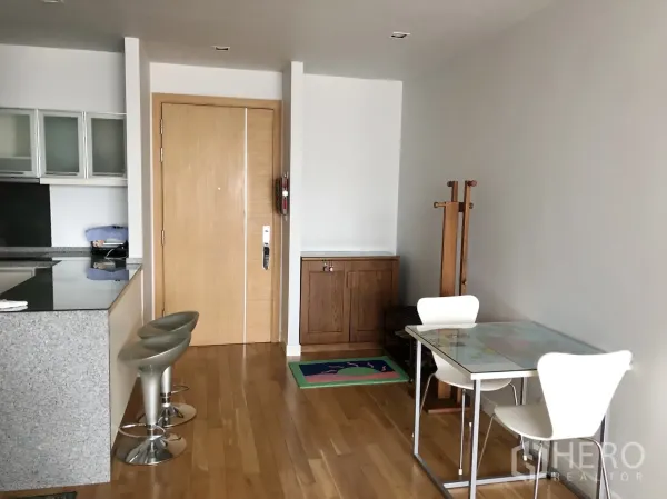 คอนโด ให้เช่าหรือขายในKhlong Toei, Bangkok - พื้นที่ทางเข้าและมุมทานอาหาร พื้นไม้ พร้อมบาร์นั่งทานและสตูล