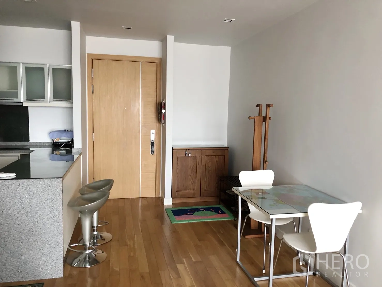 คอนโด ให้เช่าหรือขายในKhlong Toei, Bangkok - พื้นที่ทางเข้าและมุมทานอาหาร พื้นไม้ พร้อมบาร์นั่งทานและสตูล