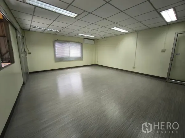 Warehouse for rent in Suan Luang, Bangkok - Bright air-conditioned office with grid ceiling and vinyl flooring.