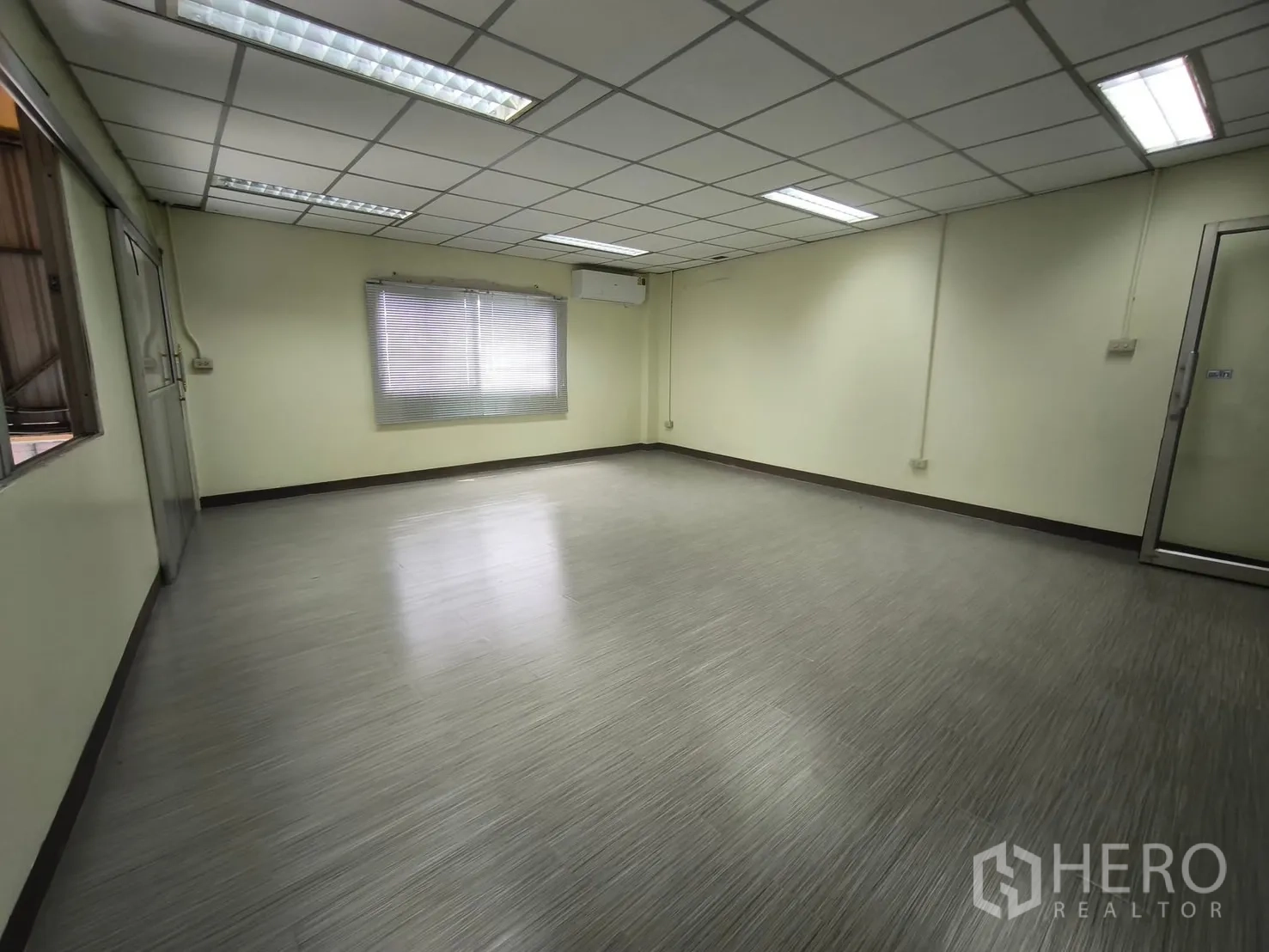 Warehouse for rent in Suan Luang, Bangkok - Bright air-conditioned office with grid ceiling and vinyl flooring.