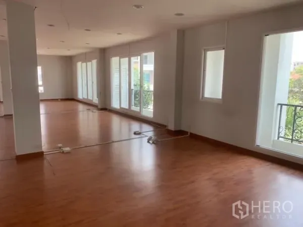 สำนักงานที่บ้าน ให้เช่าในPhra Pradaeng, Samut Prakan - ชั้นสำนักงานแบบเปิดโล่ง พื้นลามิเนตไม้ หน้าต่างรอบด้านรับแสงธรรมชาติ