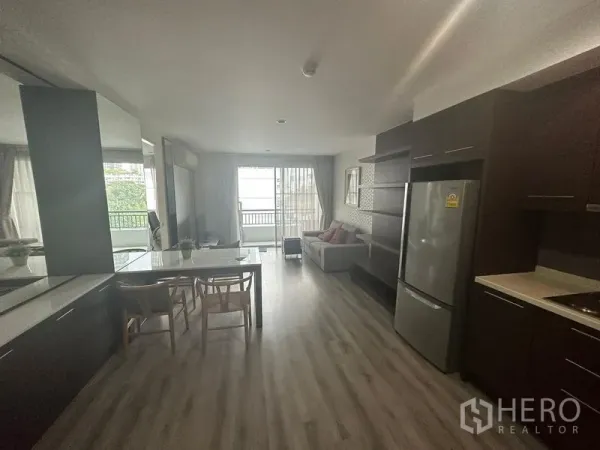 คอนโด ให้เช่า - พื้นที่รับแขก ทานอาหาร และครัวแบบเปิด เชื่อมต่อระเบียง พื้นไม้