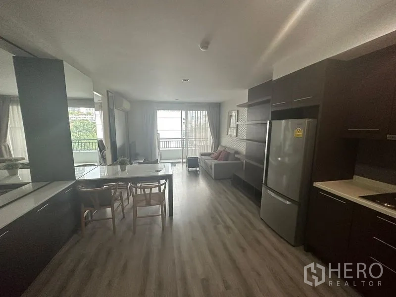 คอนโด ให้เช่า - พื้นที่รับแขก ทานอาหาร และครัวแบบเปิด เชื่อมต่อระเบียง พื้นไม้