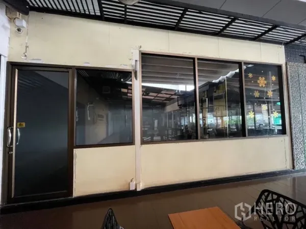 พื้นที่ขายปลีก ให้เช่า - หน้าร้านกระจกบานใหญ่พร้อมประตูกระจกบานเลื่อน ภายในโถงของบูติกมอลล์
