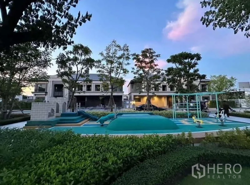 บ้าน ให้เช่าในLat Krabang, Bangkok - สนามเด็กเล่นในหมู่บ้าน รายล้อมด้วยต้นไม้และทางเดินสวน