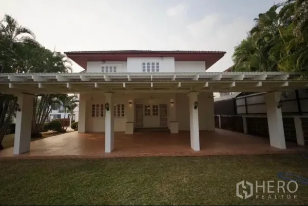 独立式住宅 出租在Bang Phli, Samut Prakan - 房屋后方的大型覆顶露台与宽阔草坪。