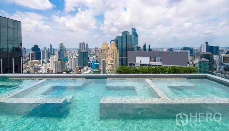 Condominium for rent in Sathon, Bangkok - Rooftop infinity pool overlooking the Bangkok skyline on a sunny day.
