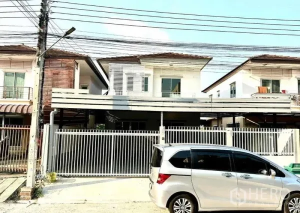 บ้าน ให้เช่าในLat Krabang, Bangkok - บ้านเดี่ยวสองชั้นสมัยใหม่ พร้อมโรงจอดรถและรั้วรอบถนนเงียบสงบ