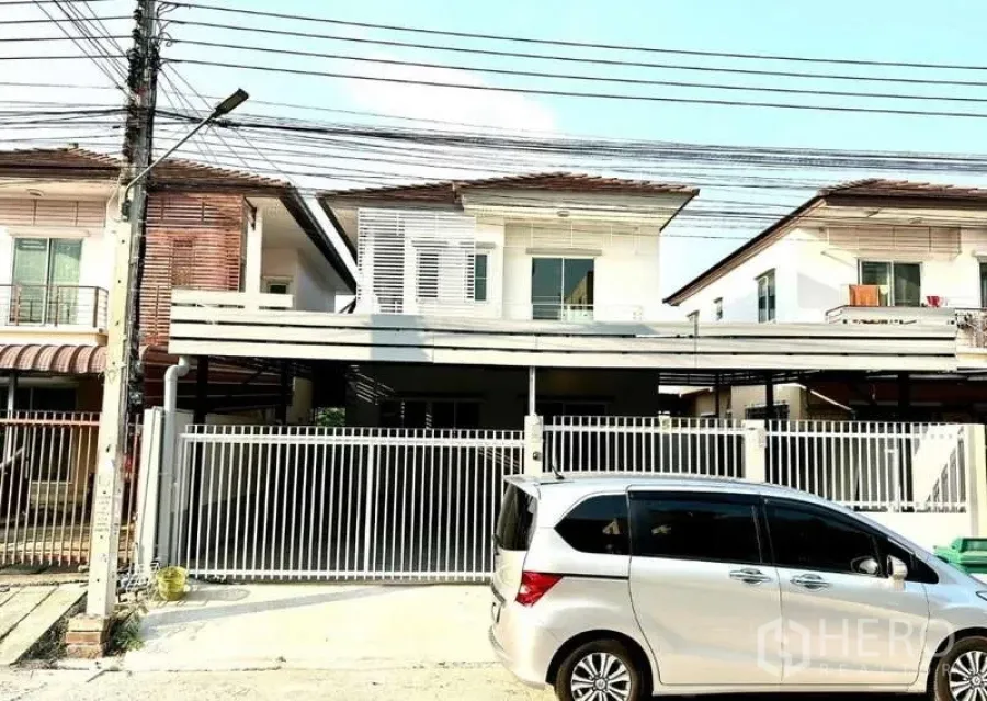 บ้าน ให้เช่าในLat Krabang, Bangkok - บ้านเดี่ยวสองชั้นสมัยใหม่ พร้อมโรงจอดรถและรั้วรอบถนนเงียบสงบ