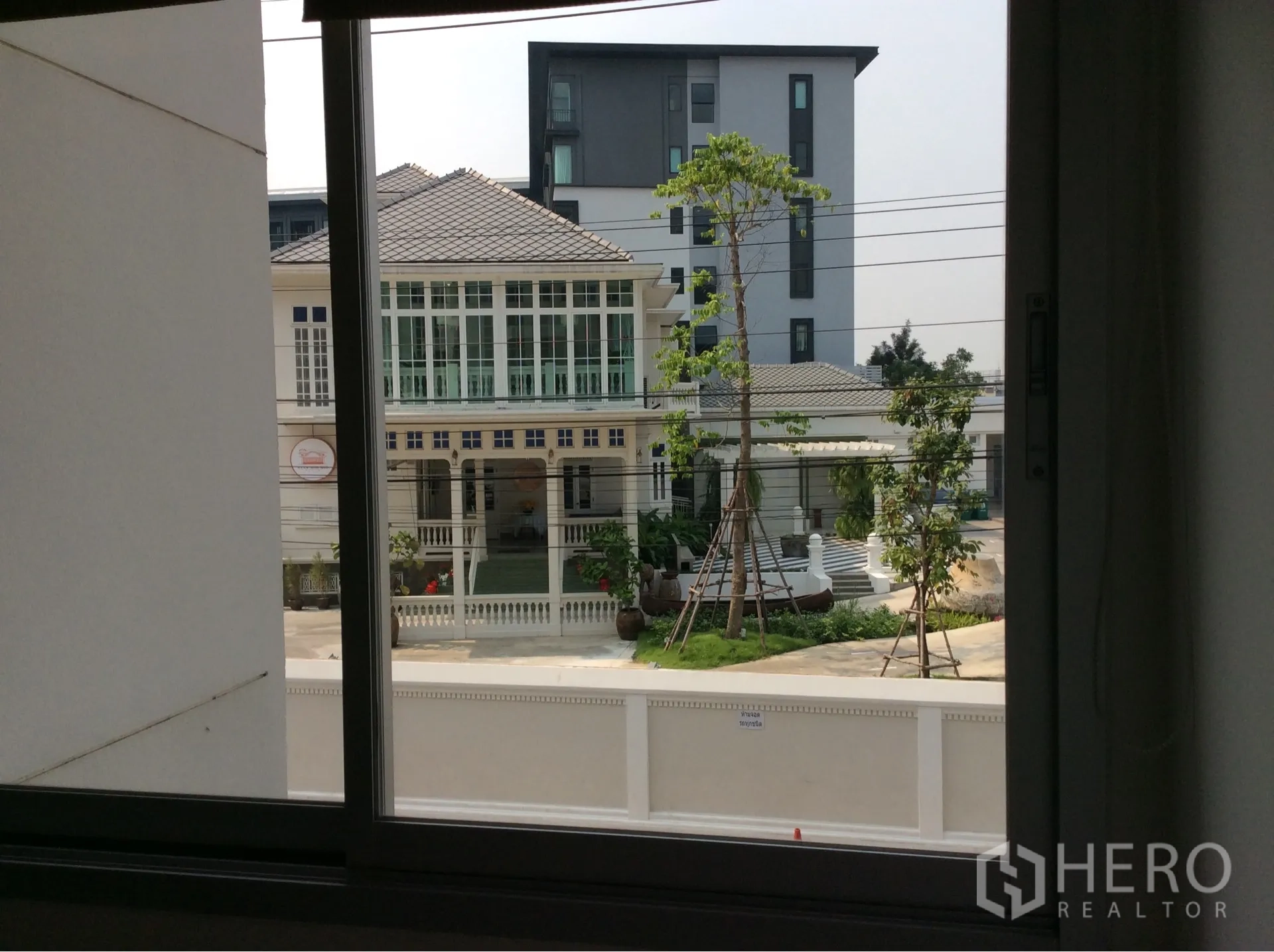 คอนโด ขายในPathum Wan, Bangkok - มุมมองจากหน้าต่างเห็นสวนและอาคารพักอาศัยโดยรอบ