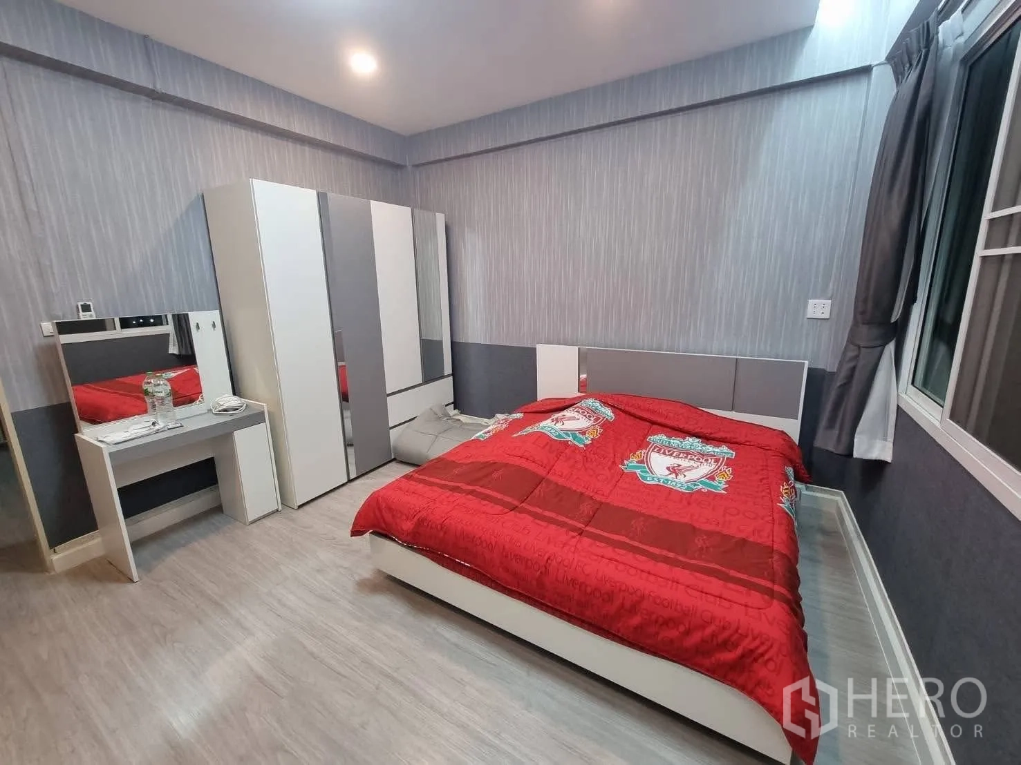 Townhouse for rent in Din Daeng, Bangkok - Bedroom view showing wardrobe, dressing table and large bed.