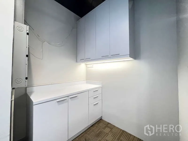 สำนักงาน ให้เช่าในWatthana, Bangkok - โถงแพนทรี มีเคาน์เตอร์สองจุด ตู้แขวน และประตูไปยังส่วนบริการ