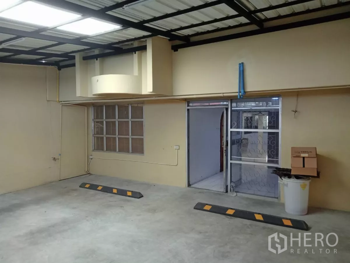 独立式住宅 出租在Phaya Thai, Bangkok - 有顶停车位，照明充足，并有通向室内的门。