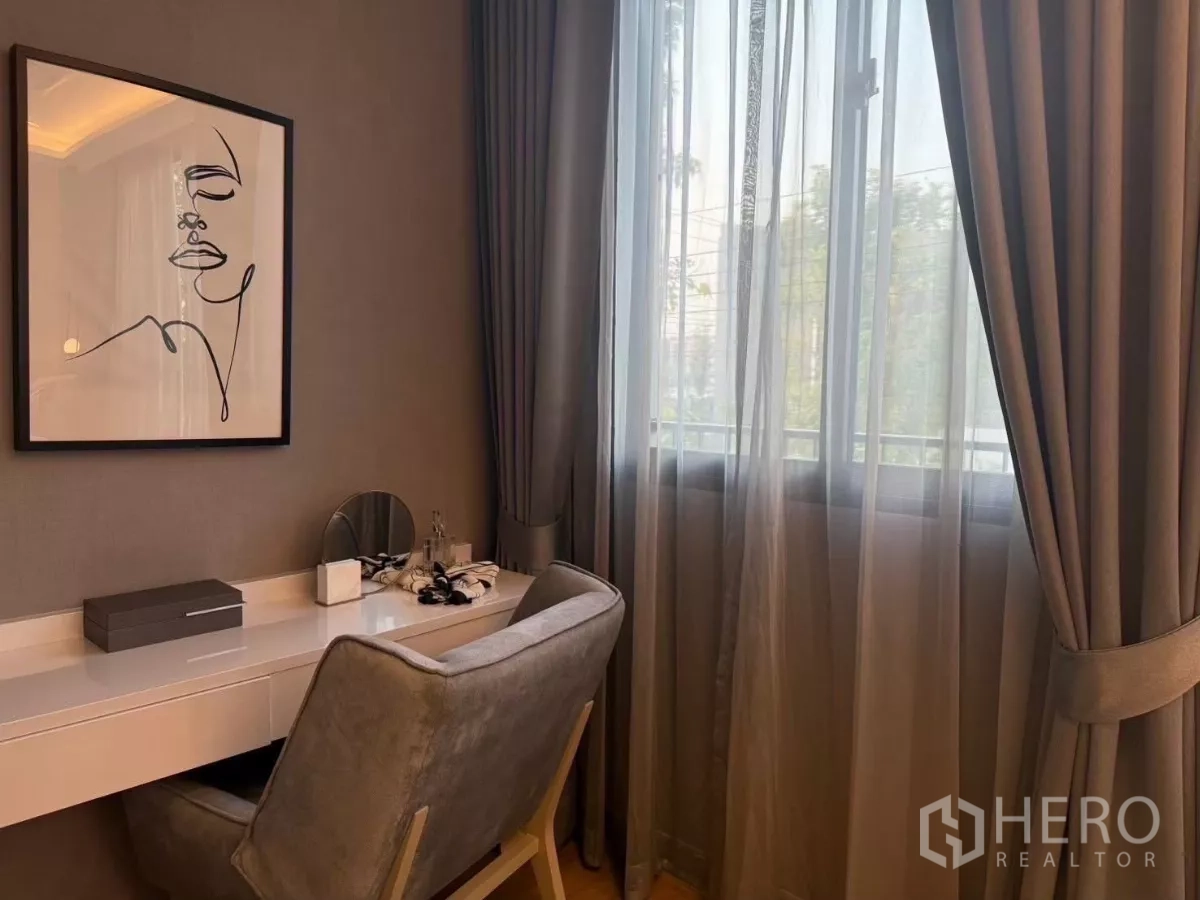 ทาวน์เฮาส์ ให้เช่าในBang Phli, Samut Prakan - พื้นที่ซักล้างหลังบ้านมีหลังคา พร้อมเครื่องซักผ้าและสนามหญ้าเล็ก