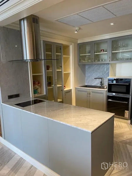 คอนโด ให้เช่าหรือขายในSathon, Bangkok - มุมไอส์แลนด์ครัว เตาแบบอินดักชัน เครื่องดูดควัน และตู้เก็บของ