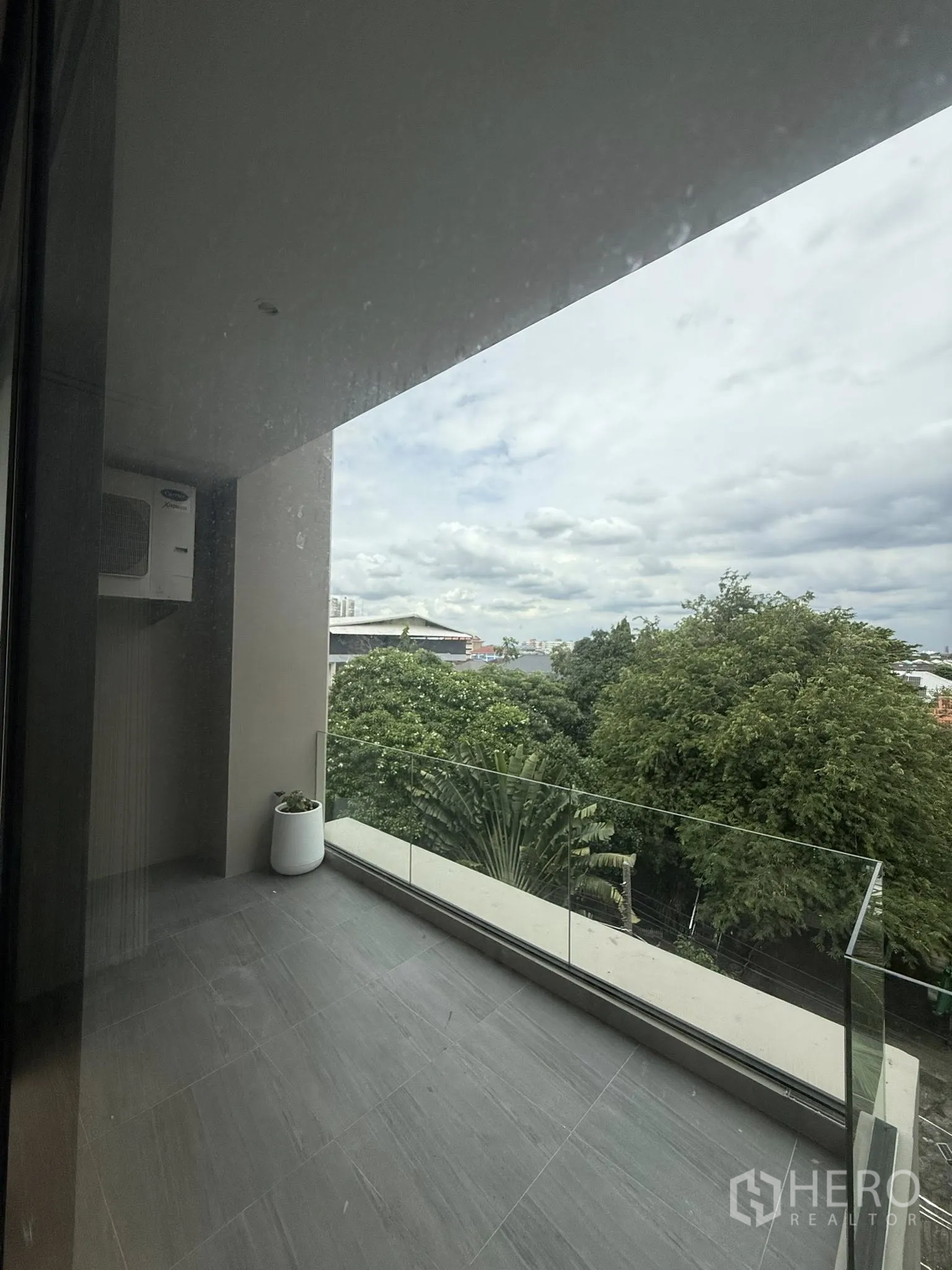 สำนักงานที่บ้าน ให้เช่าหรือขายในLat Phrao, Bangkok - ระเบียงมีหลังคา ราวกระจกใส มองเห็นวิวต้นไม้ร่มรื่นรอบข้าง.