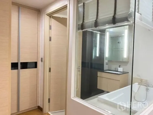 คอนโด ให้เช่าในWatthana, Bangkok - โถงทางเดินพร้อมตู้บิลต์อิน มองผ่านกระจกเข้าสู่ห้องน้ำทันสมัยมีอ่างอาบน้ำ