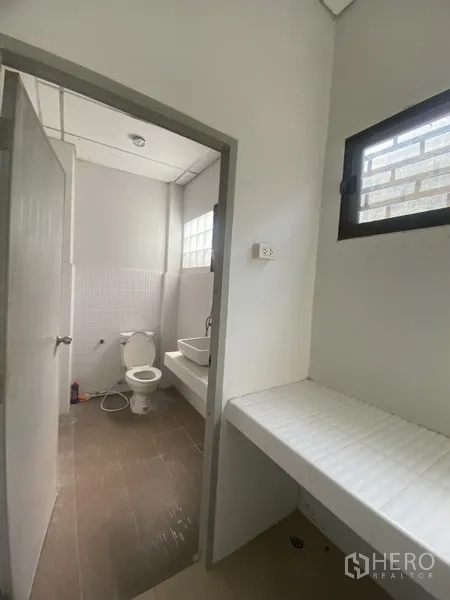 ทาวน์เฮาส์ ให้เช่าในSuan Luang, Bangkok - มุมอเนกประสงค์ติดห้องน้ำ มีเคาน์เตอร์ อ่างล้าง และช่องแสงระบายอากาศ