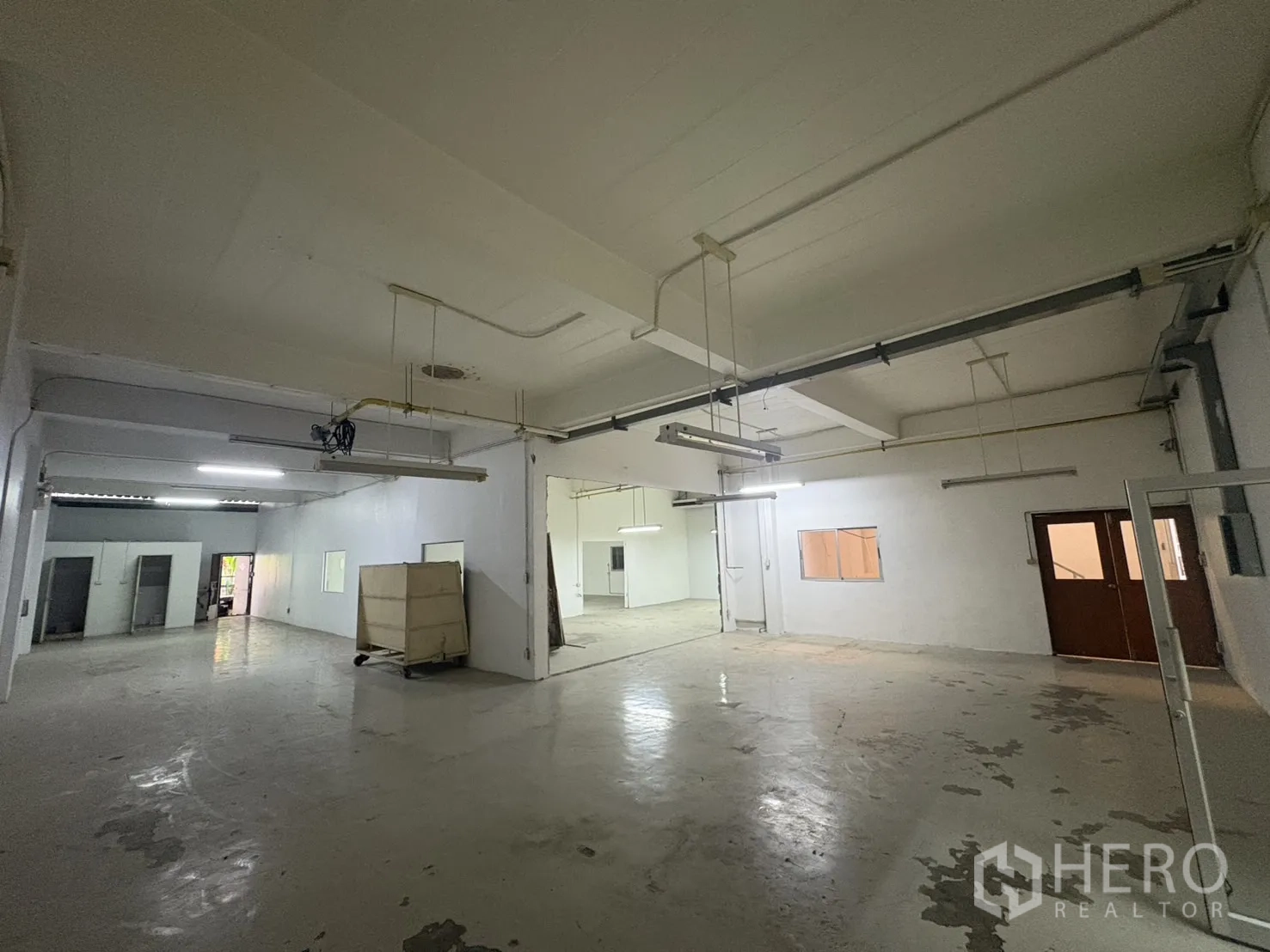 คลังสินค้า ให้เช่าในBang Phli, Samut Prakan - พื้นที่ผลิต/เก็บสินค้า กว้าง พื้นคอนกรีต และไฟหลอดยาว