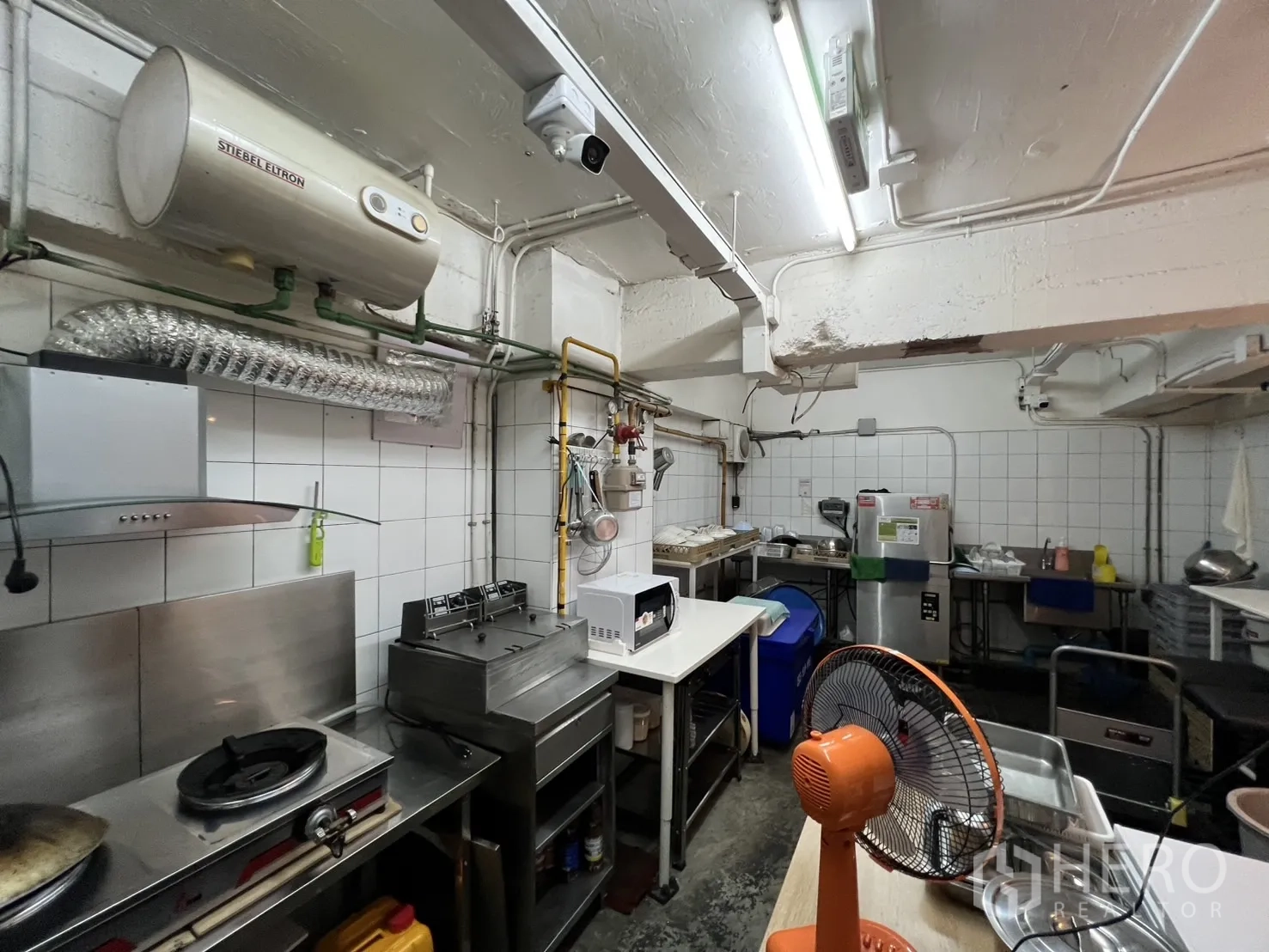 零售空间 出租在Watthana, Bangkok - 备餐区配不锈钢设备、水槽与储物空间。