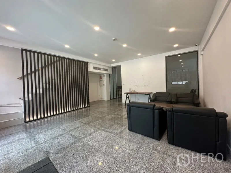 สำนักงานที่บ้าน ให้เช่าในPhra Khanong, Bangkok - พื้นที่รับรองกว้าง ไฟดาวน์ไลท์ และพื้นเงางาม