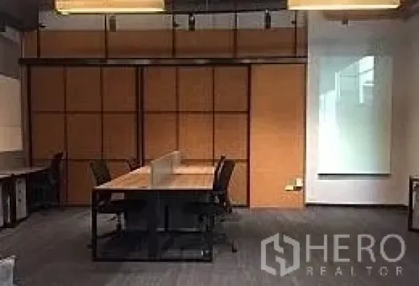 Office Space for rent in Khlong Toei, Bangkok - Modern office bench desks facing warm-toned panel walls with pendant lights in Khlong Toei, Bangkok.