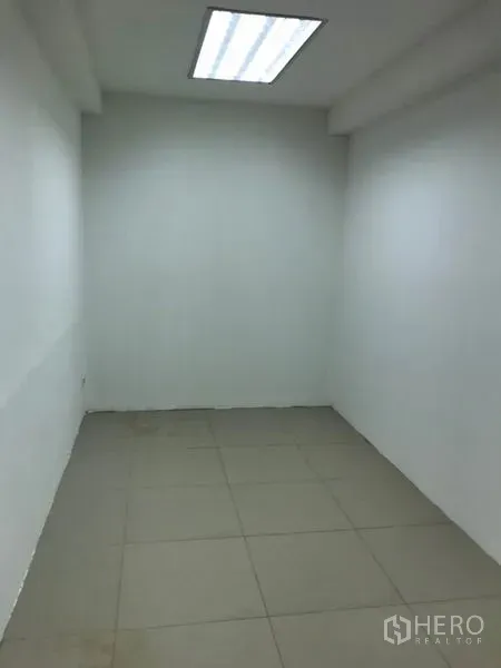 สำนักงาน ให้เช่าในWatthana, Bangkok - ห้องส่วนตัวหรือห้องประชุมขนาดเล็ก พื้นกระเบื้อง ไฟเพดานภายในสำนักงาน