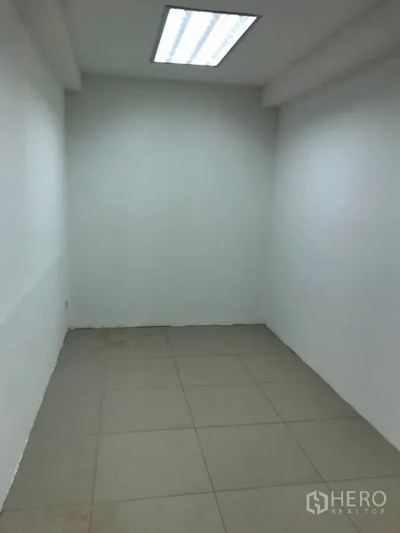 สำนักงาน ให้เช่าในWatthana, Bangkok - ห้องส่วนตัวหรือห้องประชุมขนาดเล็ก พื้นกระเบื้อง ไฟเพดานภายในสำนักงาน