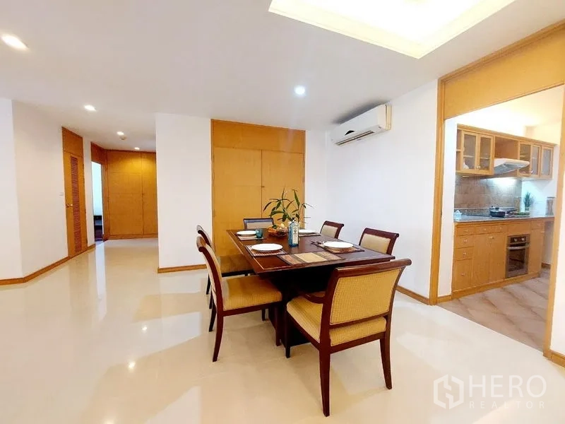 อพาร์ทเมนท์ ให้เช่า - มุมทานอาหารติดครัวแยกสไตล์ไม้ มีแอร์ และพื้นกระเบื้องเงา