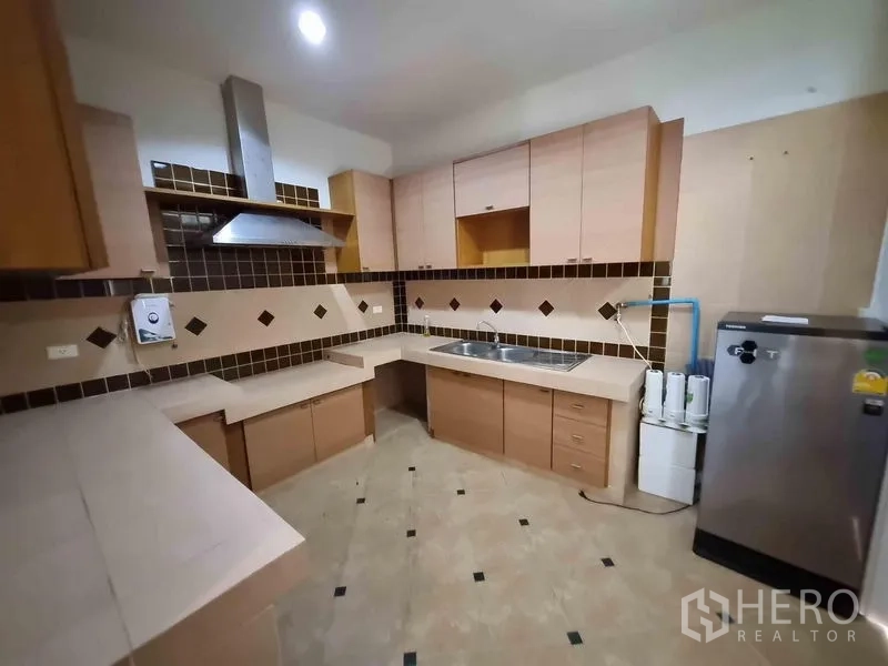 บ้าน ให้เช่าในYan Nawa, Bangkok - ครัวไทยแยกส่วน รูปตัว U มีเครื่องดูดควัน อ่างล้างจานสแตนเลส และระบบกรองน้ำ