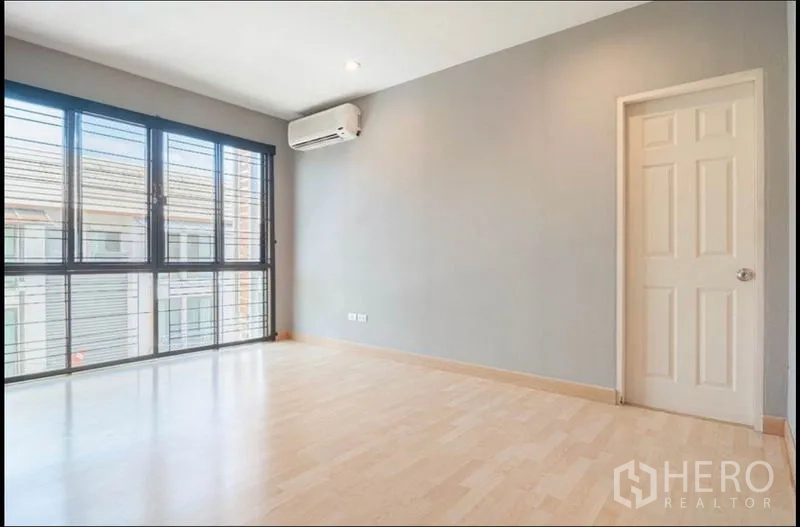 ทาวน์เฮาส์ ขายในKhlong Toei, Bangkok - ห้องนอนรับแสงดีด้วยหน้าต่างบานใหญ่ มาพร้อมเครื่องปรับอากาศและพื้นไม้