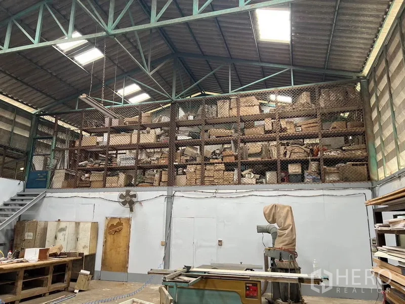 货栈 出租在Khlong Sam Wa, Bangkok - 夹层储物架，带金属网防护，位于钢结构屋顶下方。