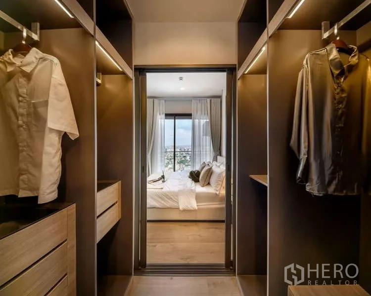 คอนโด ให้เช่าในChatuchak, Bangkok - วอล์กอินคลอเซ็ตพร้อมชั้นและราวแขวน เชื่อมสู่ห้องนอนวิวหน้าต่าง