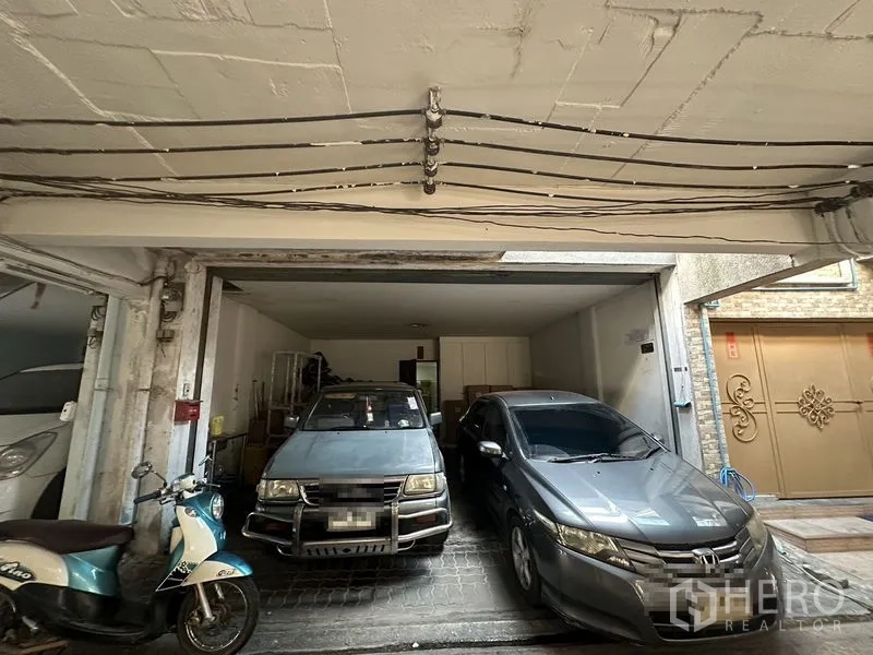 สำนักงานที่บ้าน ให้เช่าในSathon, Bangkok - โรงจอดรถในร่มรองรับรถยนต์ได้สองคันและมอเตอร์ไซค์