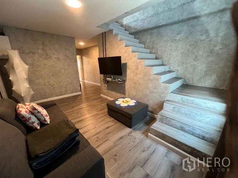 อาคารพาณิชย์ ขายในSuan Luang, Bangkok - มุมนั่งเล่นอบอุ่น โซฟา ออตโตมัน ทีวีลอยผนัง ใกล้บันได