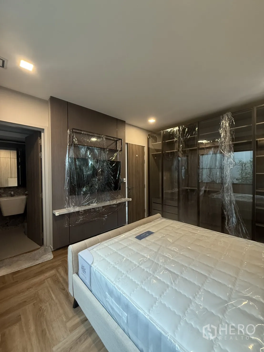 Detached House for rent in Saphan Sung, Bangkok - Bedroom view toward built-in TV console, wardrobe and en-suite entrance.