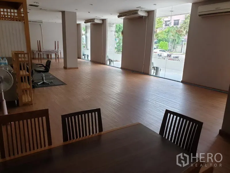 零售空间 出租在Khlong Toei, Bangkok - 宽敞零售大厅，落地窗、木质地板与多台空调。