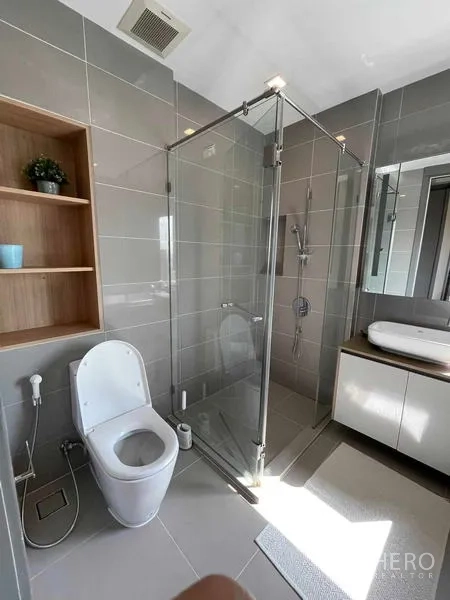 คอนโด ให้เช่าหรือขายในBang Rak, Bangkok - ห้องน้ำโมเดิร์นพร้อมห้องอาบน้ำกระจก เคาน์เตอร์อ่างล้างหน้าแบบลอย และชั้นไม้