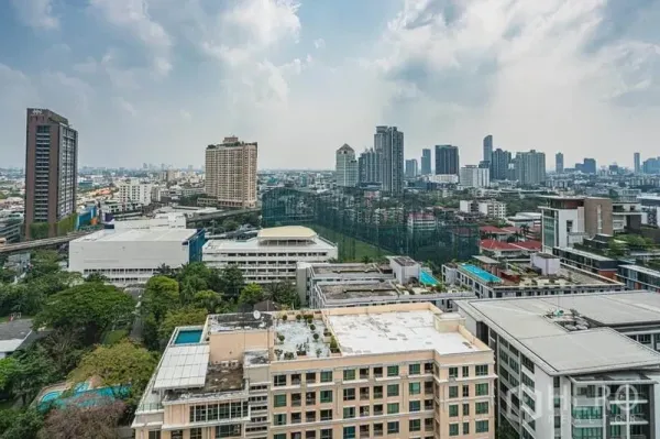 คอนโด ขายในKhlong Toei, Bangkok - วิวสกายไลน์ชั้นสูงย่านสุขุมวิท–เอกมัย เห็นตึก สีเขียว และสนามไดร์ฟกอล์ฟใต้ท้องฟ้ามีเมฆ