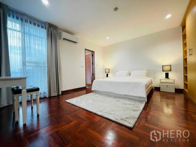 公寓 出租 - 卧室设大床，可通向阳台，木地板质感佳。