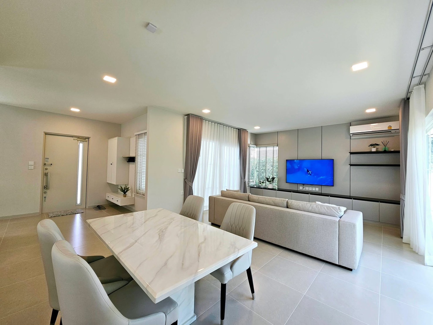 Detached House for rent in Bang Phli, Samut Prakan - Neatly landscaped side garden and white exterior façade of the house.