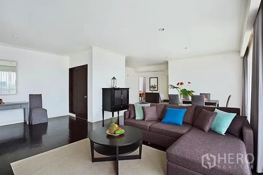 公寓 出租在Khlong San, Bangkok - 客餐厅一体视角，L形沙发与圆形茶几